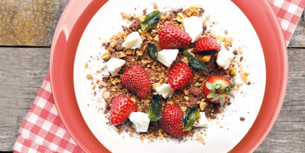 Fresas con chocolate, nata y pistachos