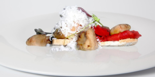 Pimientos asados con foie y almendra